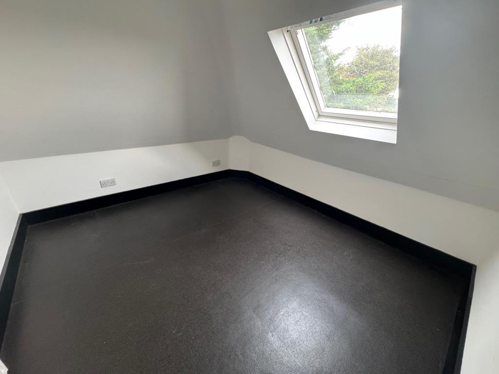 Lot: 106 - VILLAGE PREMISES WITH POTENTIAL - Top floor room 2